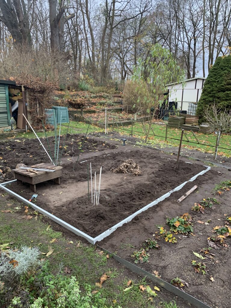 Parallel zum nicht sichtbaren Gehweg ausgerichtet hat das Fundament seine endgültige Position gefunden