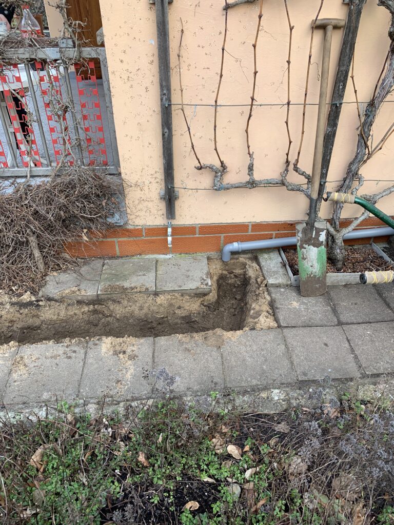 Freigelegter Schacht am Haus