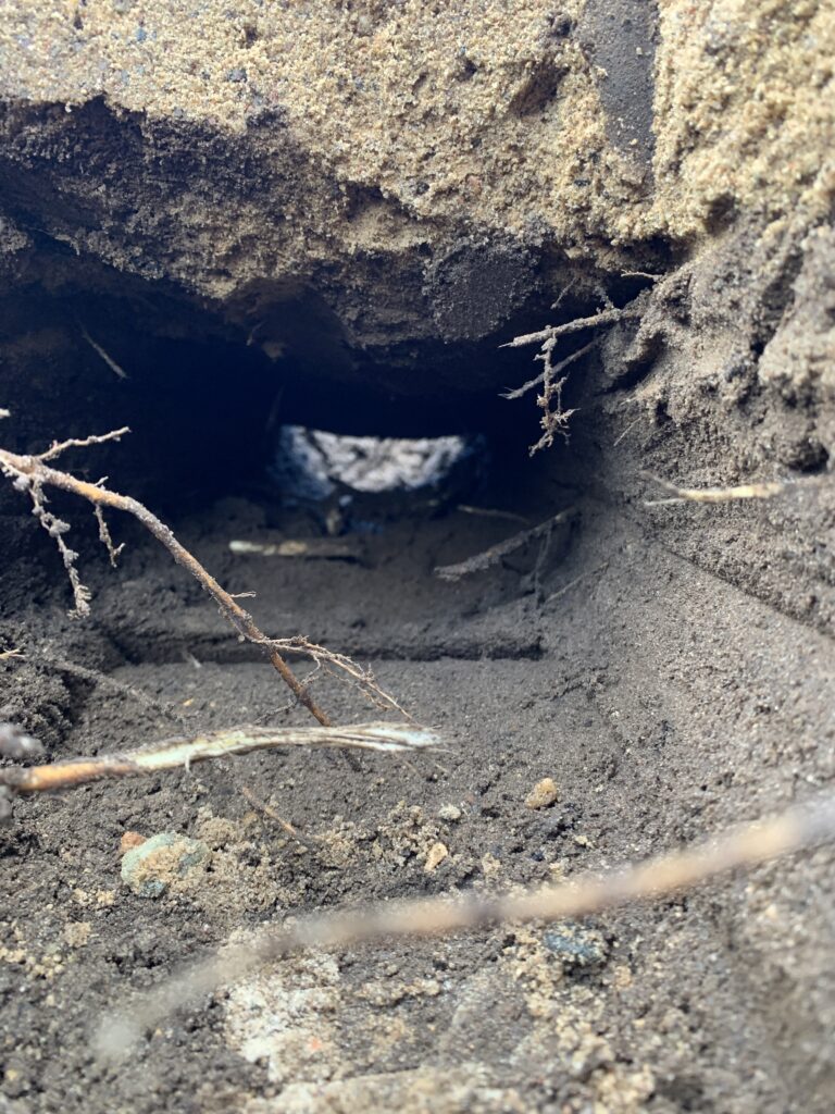 Beim Erstellen solch eines Sand-Tunnel-Fotos kann man sich durchaus sein Handy einsauen