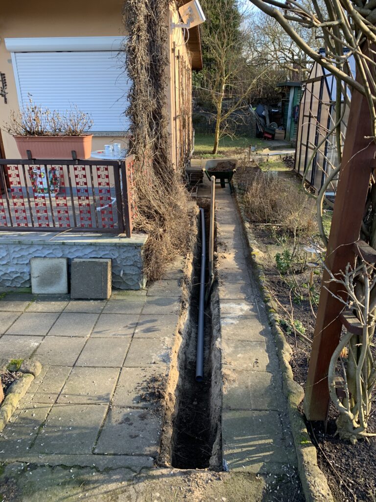 Regenwasserableitung unterhalb des Gehwegs
