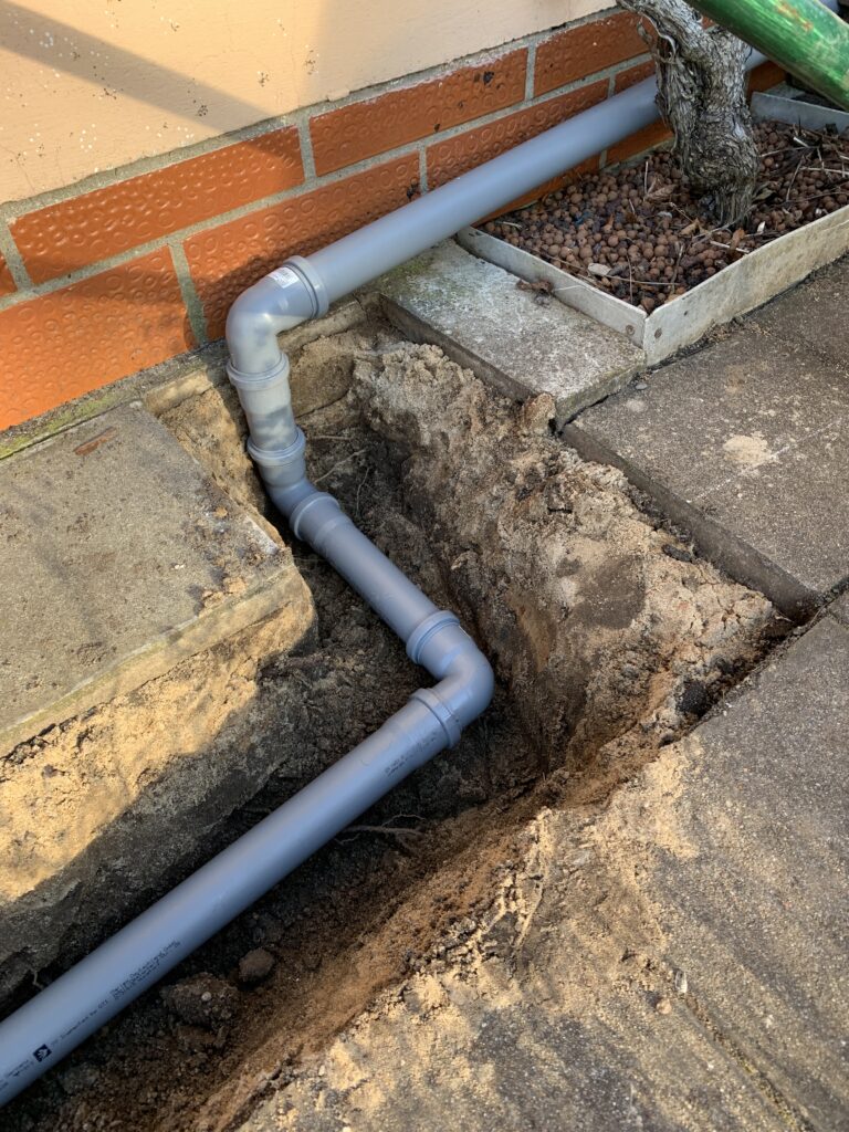 Konstruktion des in das Erdreich führende Regenwasserrohr