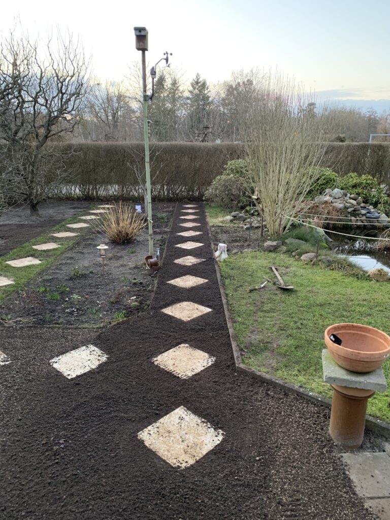 Im Boden "versenkte" neue Gehwegplatten