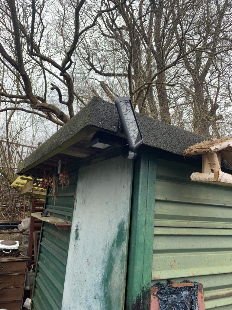Solarmodul und Strahler am Schuppen
