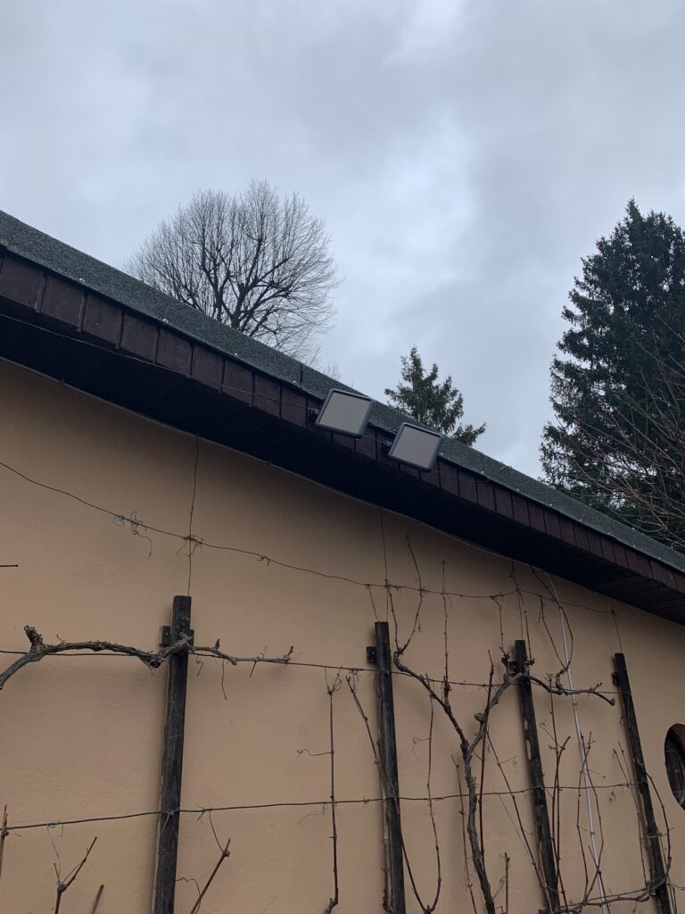 Die Wegbeleuchtung am Haus wird vollständig mit Sonnenenergie (Solar) betrieben