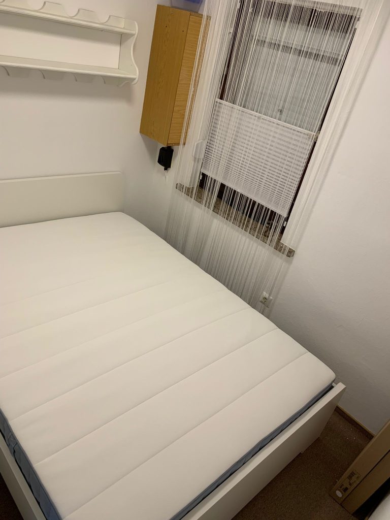 Schlafzimmer mit Blick auf die Fensterfront