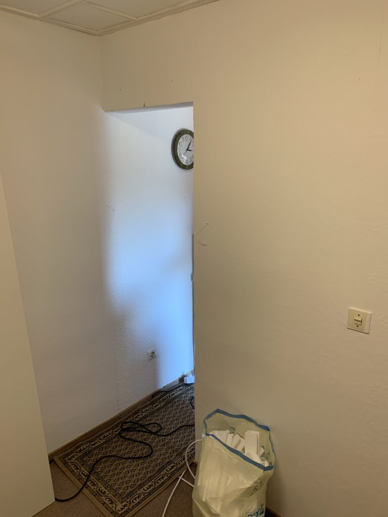 Leer geräumtes Schlafzimmer (Türseite)