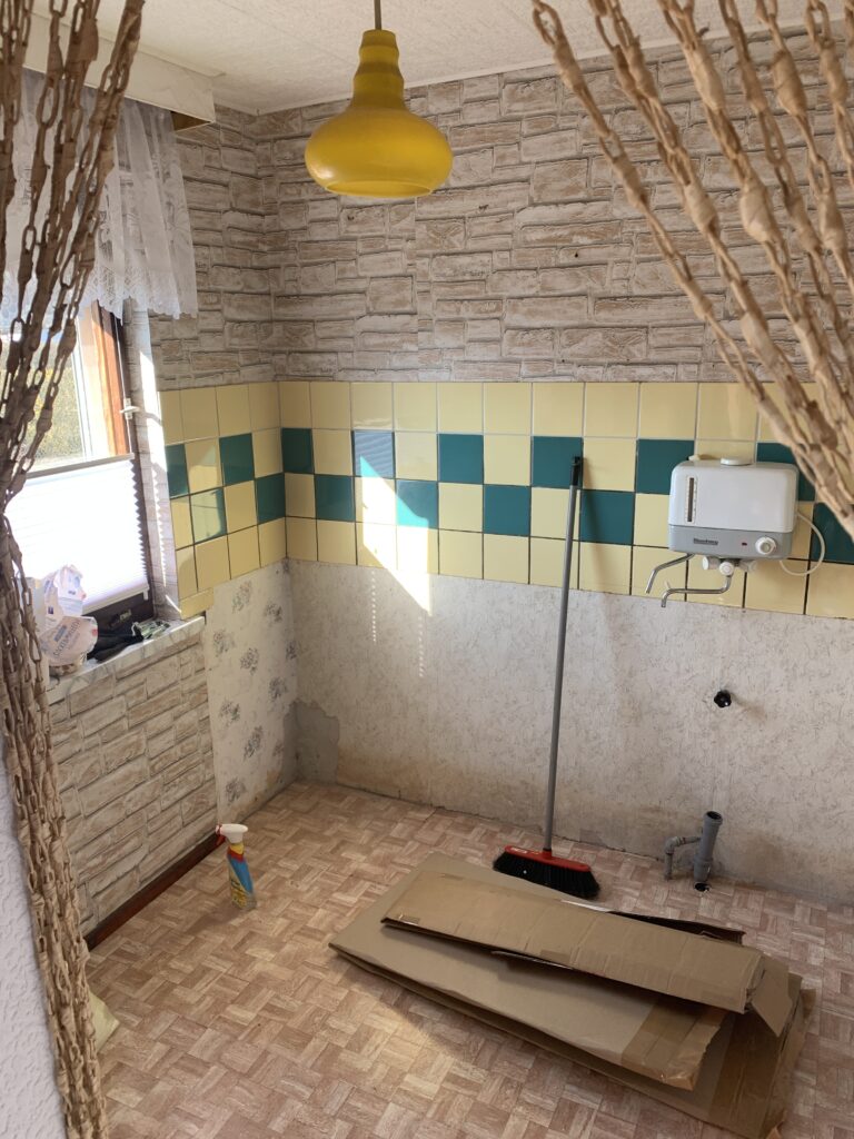 Leer geräumte Küche mit Blick zum Küchenfenster