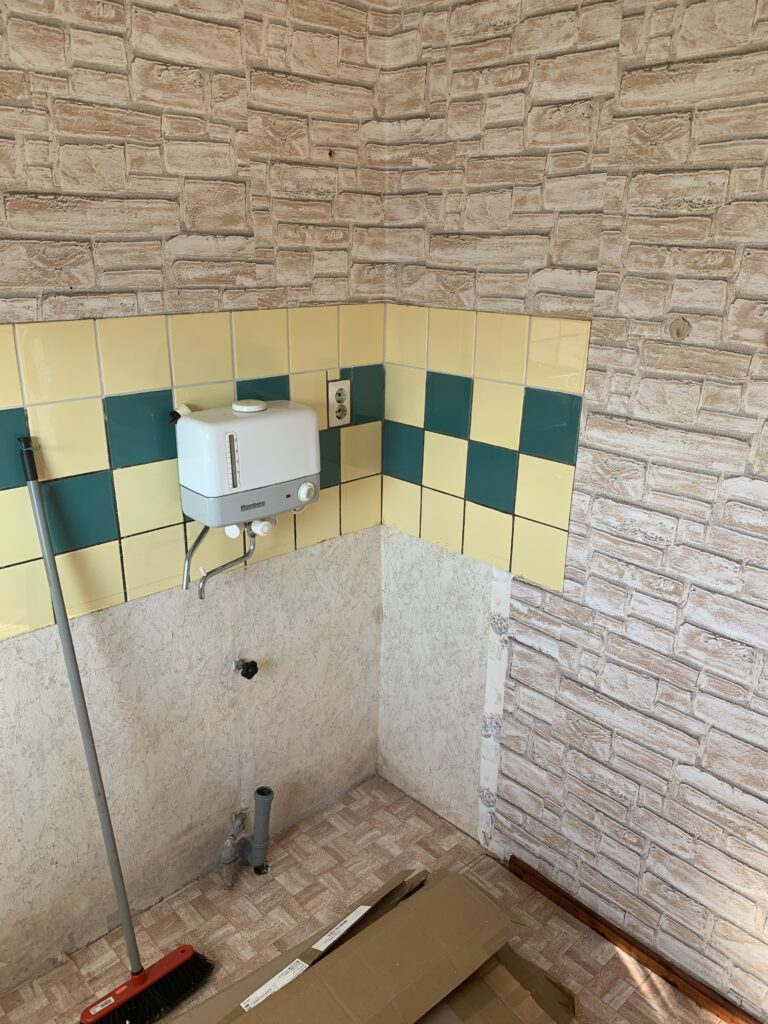Wasseranscluss mit Boiler und Abflussrohr