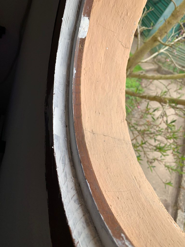 Alle weißen Stellen im Fensterrahmen wurden ausgebessert