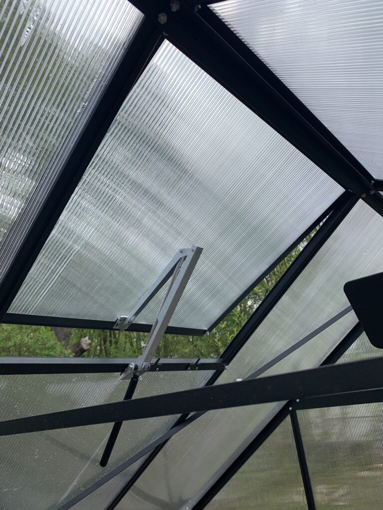 Vom Fensterheber geöffnetes Dachfenster