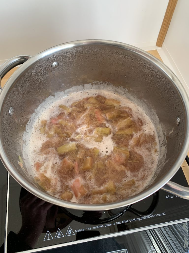 Köchelndes Rhabarber-Kompott
